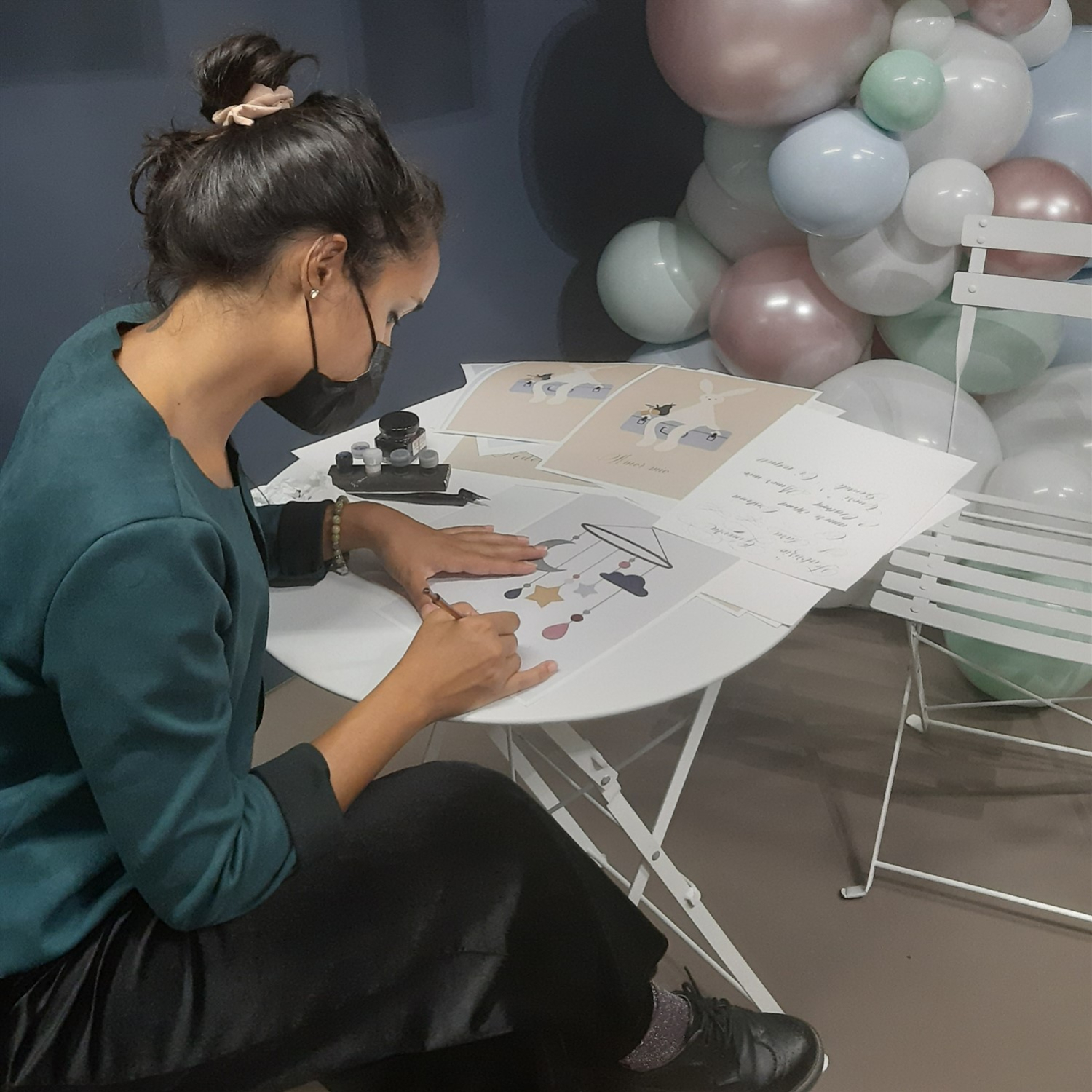 calligrafia-per-eventi-ed-aziende-cristinapi-scrive-live-ad-un-evento-